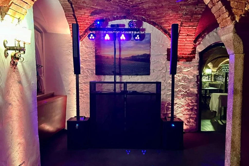 Aufgebaute Ton- und Lichtanlage von Herzschlag Events in einem Gewölbekeller