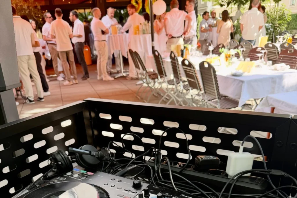 DJ-Controller vor dem Sektempfang einer Firmenfeier auf einer Terrasse