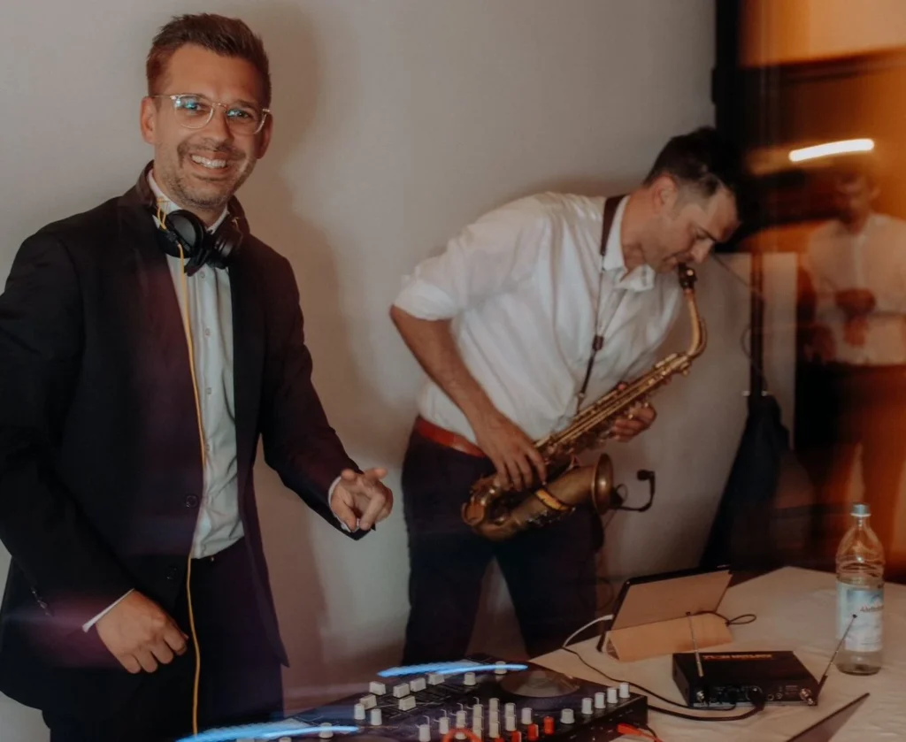 Live-Saxophonist Kapitän Holz auf einer Hochzeit mit Herzschlag Events