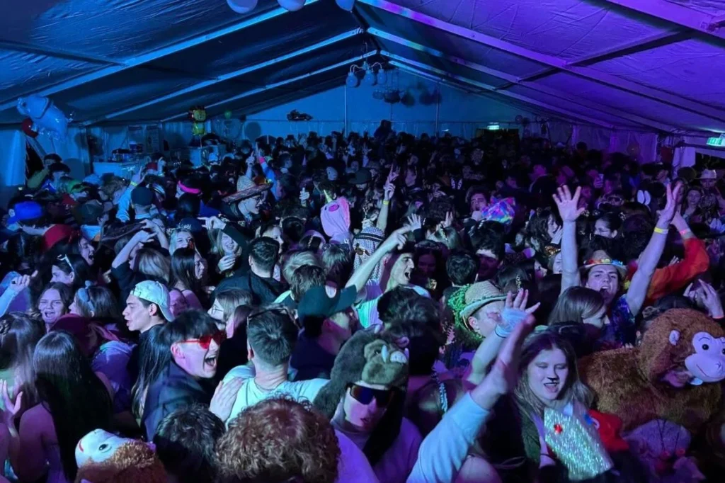 Festzelt voller Gäste bei einer Zeltparty
